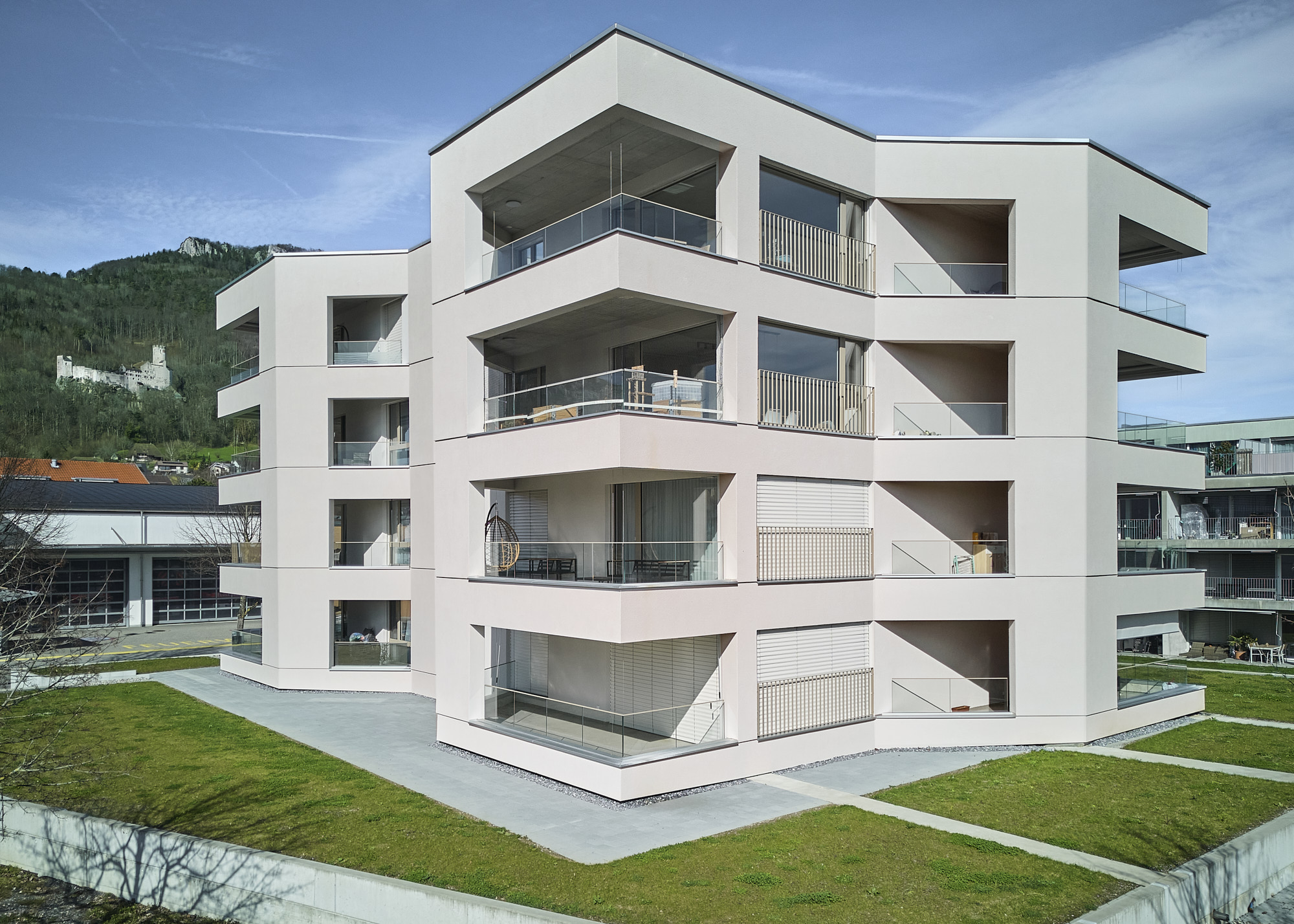 Neubau Mehrfamilienhaus Mühlefeld Oensingen, Eckansicht mit Jurahang im Hintergrund