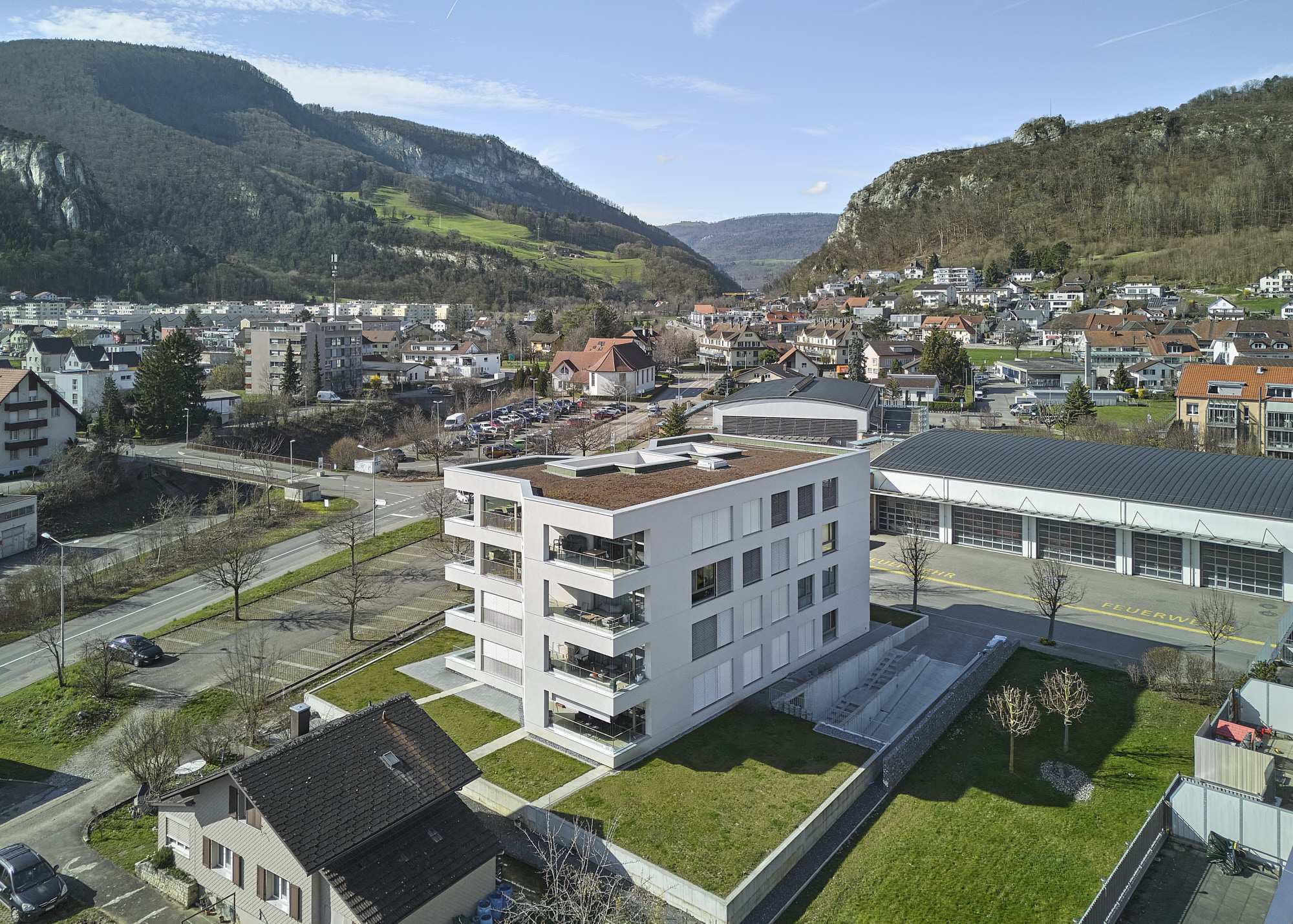 Neubau Mehrfamilienhaus Mühlefeld Oensingen, Luftbild mit Quartier und Klus