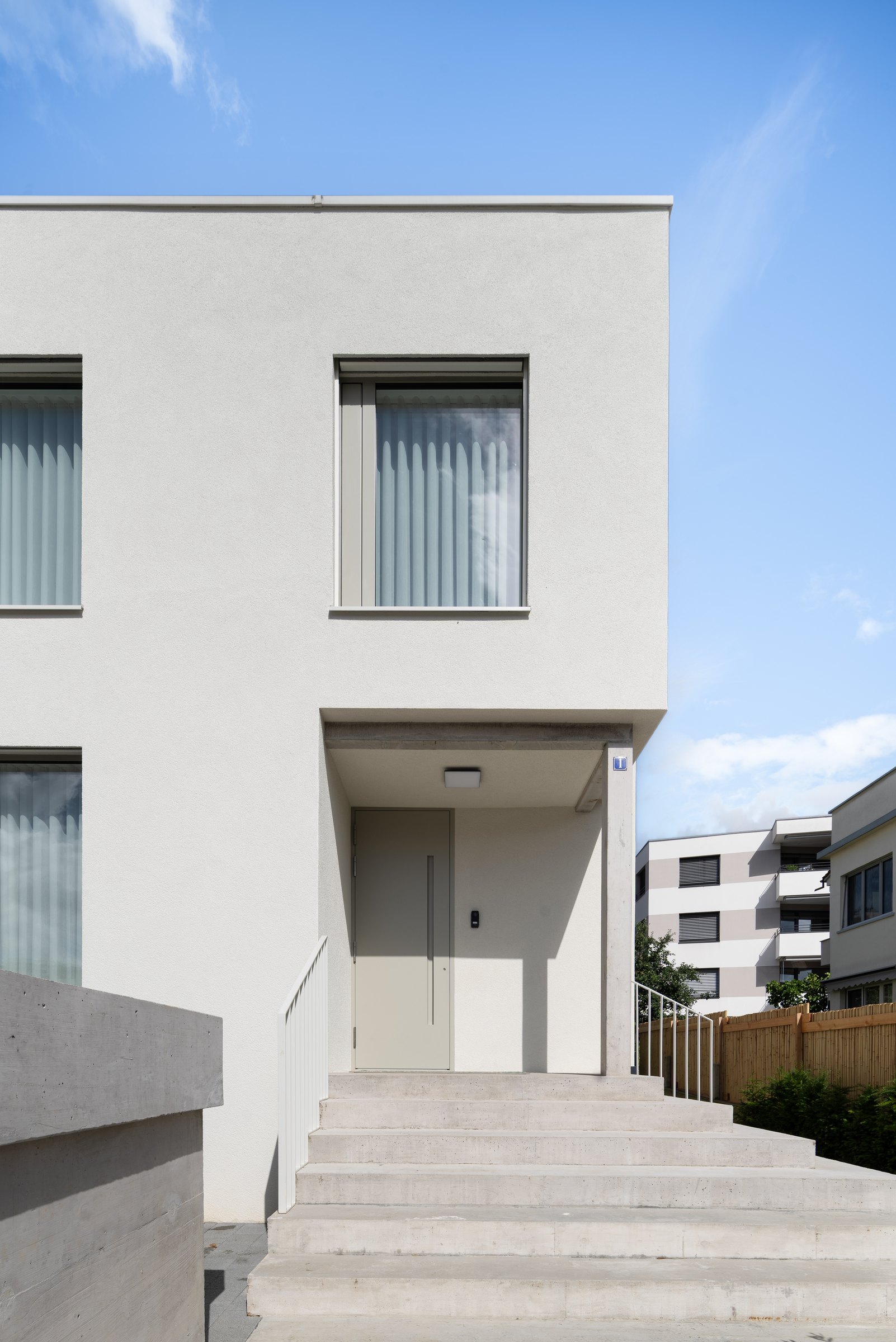 Umbau Einfamilienhaus Oberwil, Eingangsseite mit Aussentreppe