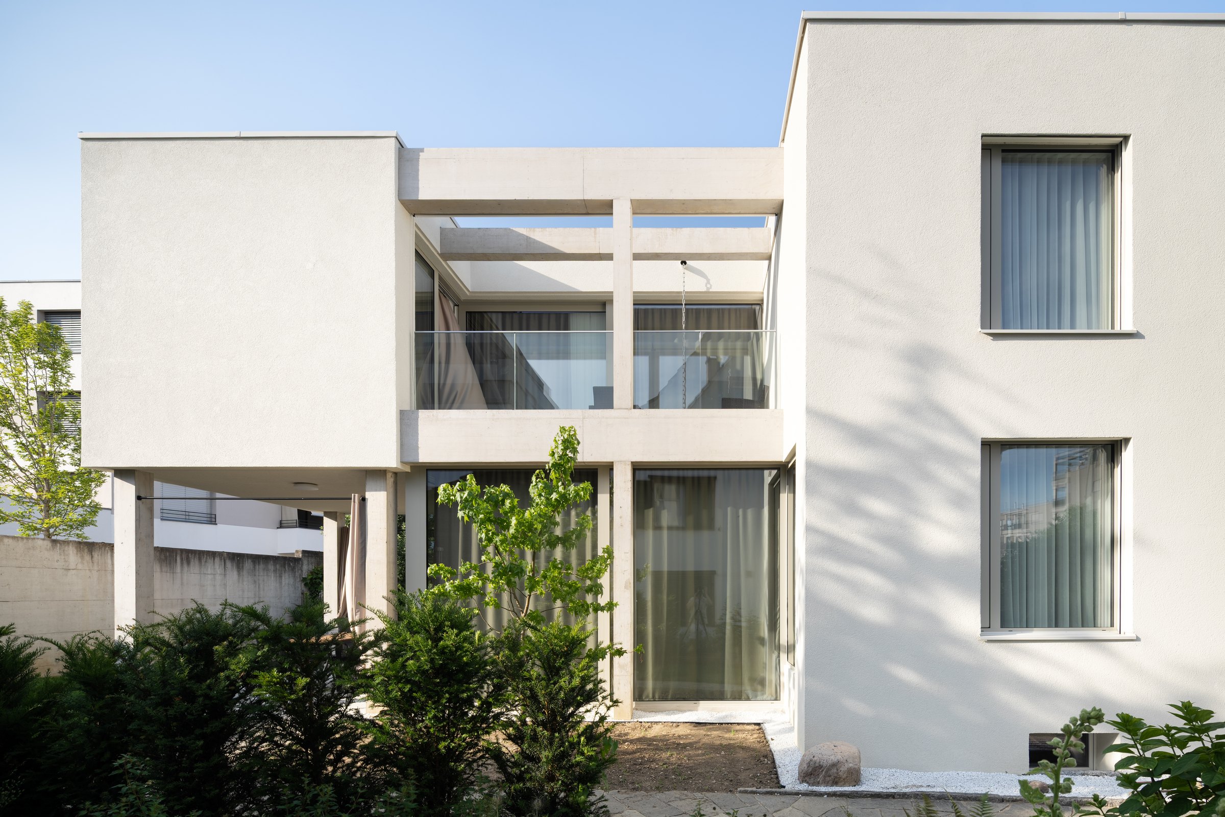 Umbau Einfamilienhaus Oberwil, Gartenseite mit Loggia