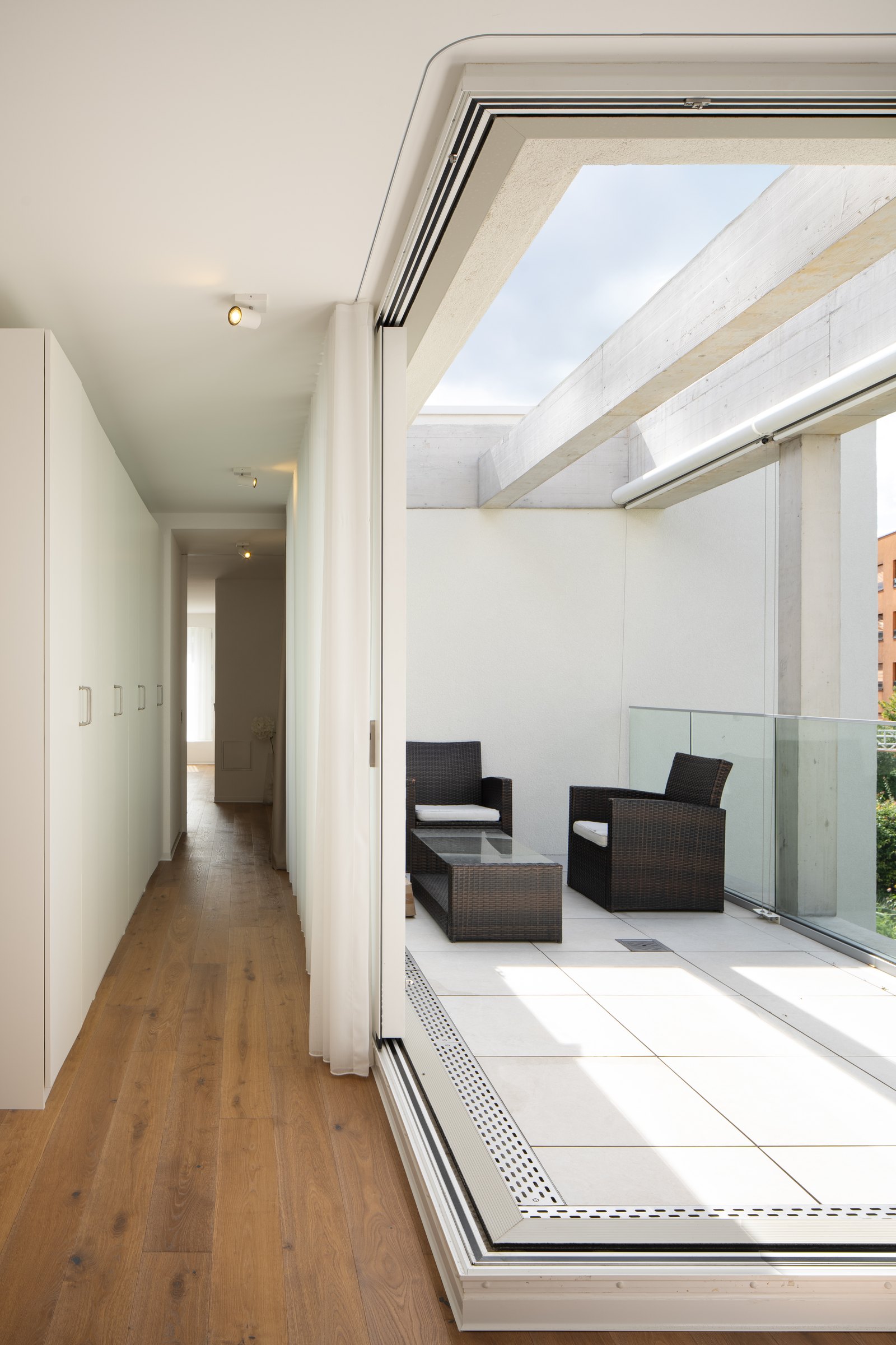 Umbau Einfamilienhaus Oberwil, Korridor mit Zugang zur Dachterrasse