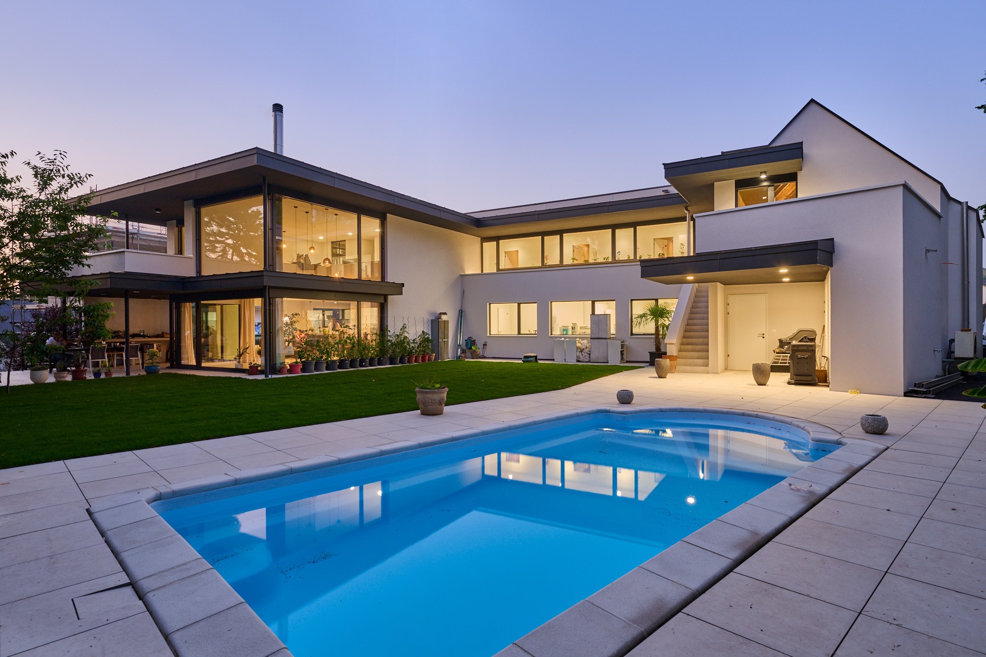 Umbau Einfamilienhaus mit Zahnarztpraxis Liestal, Gartenseite mit Pool