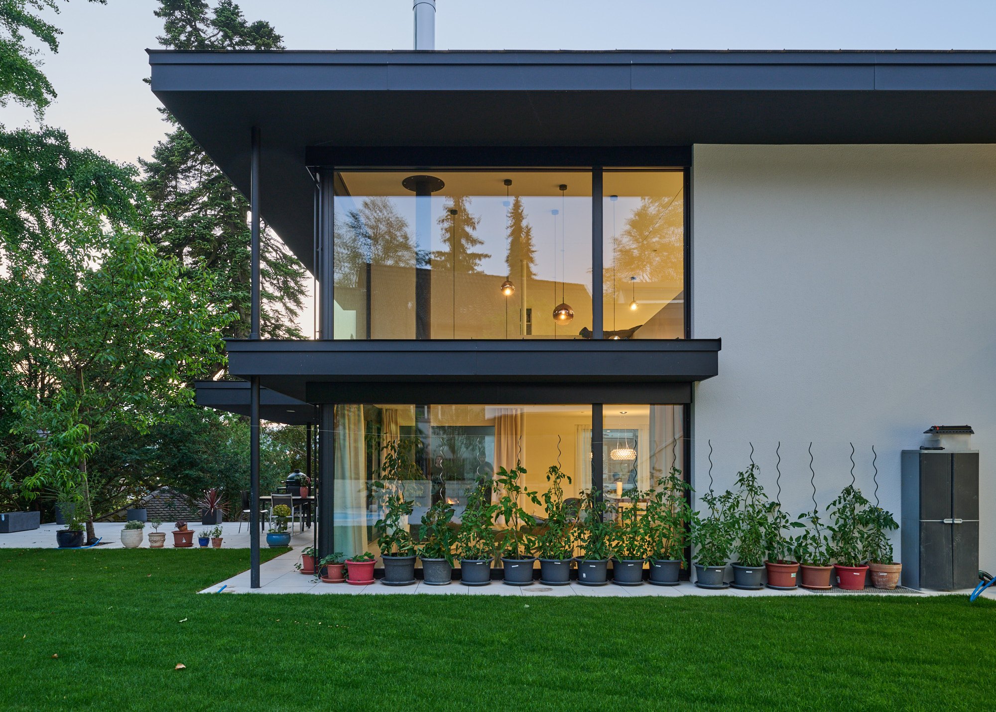 Gartenfassade mit auskragendem Dach und Bepflanzung