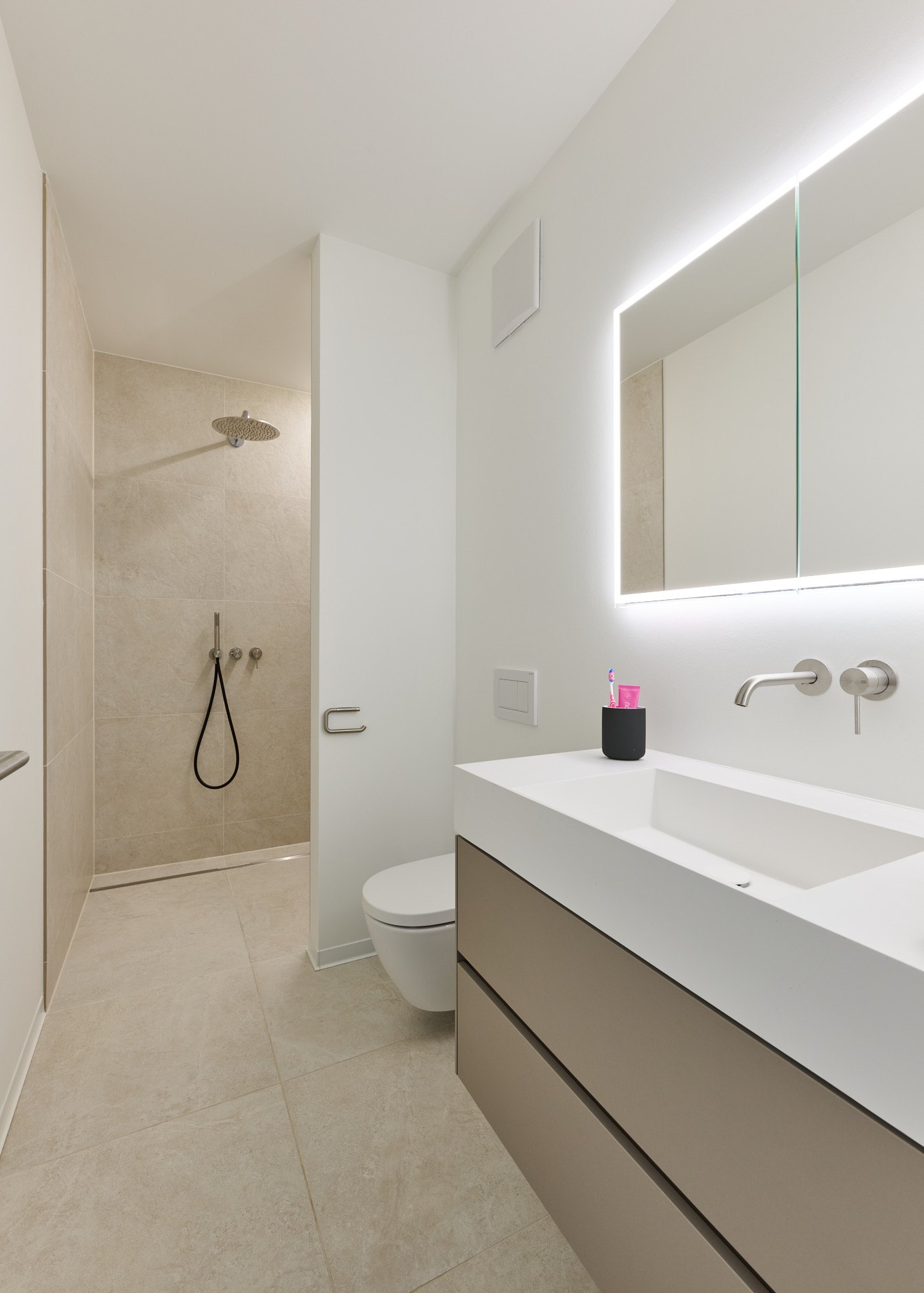 Badezimmer mit bodenebener Dusche