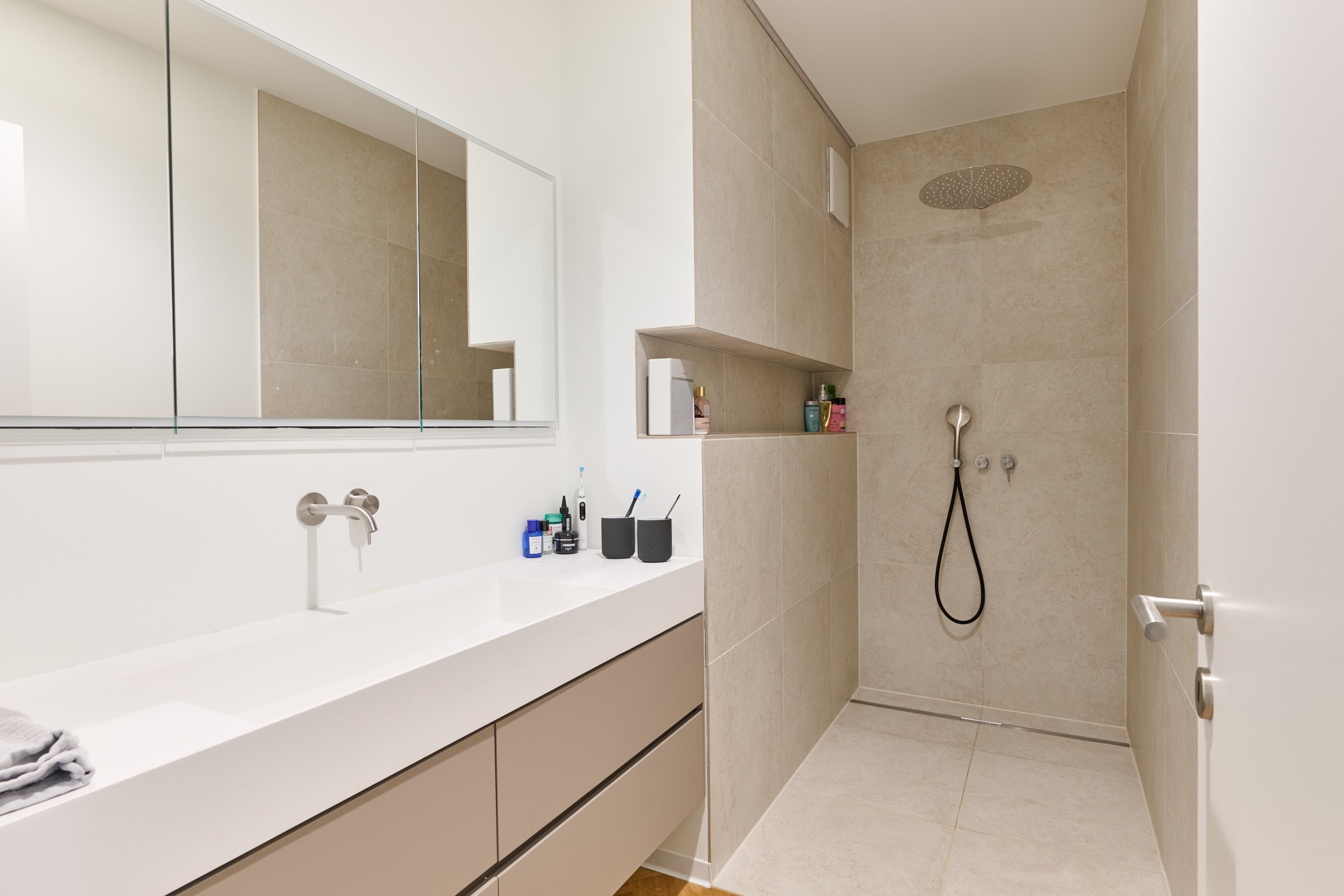 Badezimmer, Waschtisch und Dusche